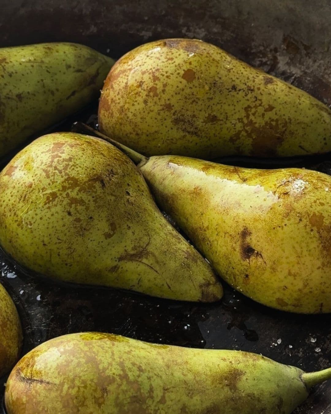 greens pears in pan